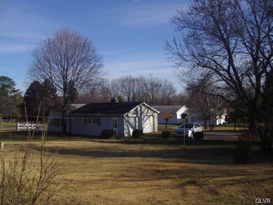 1204 Blue Valley Dr, Pen Argyl, PA 18072 - photo 2