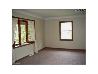 Good sized living room w/ brand new carpeting.