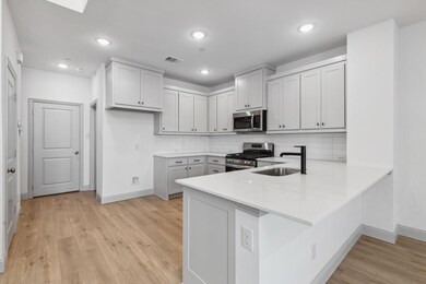 The kitchen peninsula does double duty as the perf