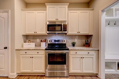 24 Highmeadow Ln Kitchen Stove View