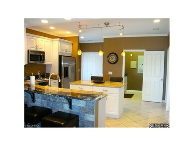 Spacious Kitchen w/ 2 breakfast bars