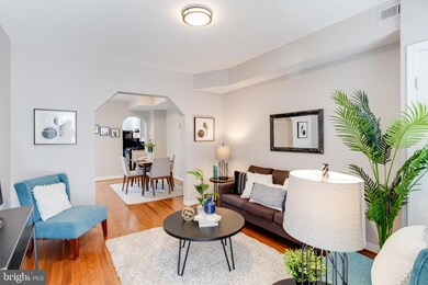 528 Holtzmans Ct, Baltimore, MD 21231 - photo 2