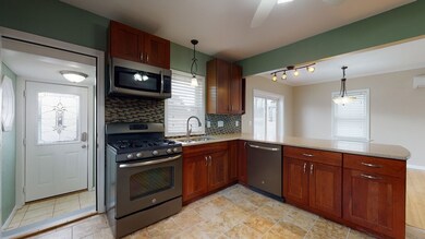 77 Warwick Rd, Pawtucket, RI 02861 - photo 5