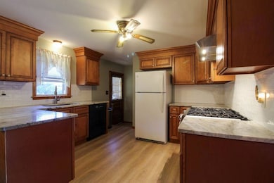 28 Liverpool St, Warwick, RI 02886 - photo 4