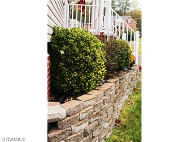 Facade/Exterior Front - Nice landscaping!