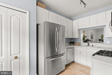 1721 Kingsgate Ct, Alexandria, VA 22302 - photo 6