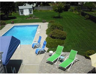Swimming Pool/Hot Tub/Sauna. Expansive back yard w