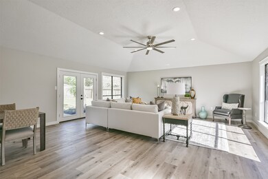 505 Point Clear Dr, Friendswood, TX 77546 - photo 5