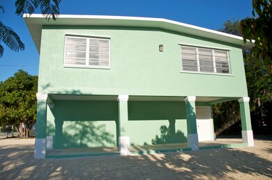 CBS garage home with Concrete roof