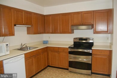 8861 Winding Hollow Way, Springfield, VA 22152 - photo 7