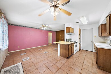 8930 Deer Trail Dr, Houston, TX 77088 - photo 7