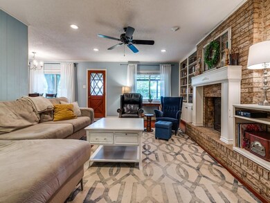 440 W Pleasantview Dr, Hurst, TX 76054 - photo 6