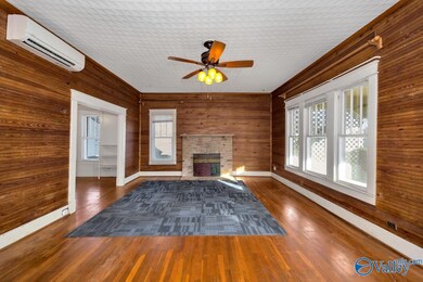 Wooden flooring, ceiling fan, 9' ceiling