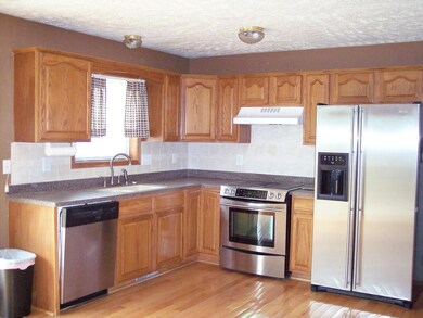 Beautiful kitchen w stainless appliances