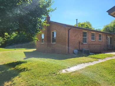 702 W 3rd St, Dickson, TN 37055 - photo 3