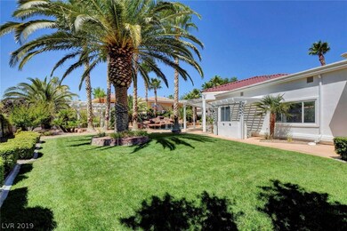 Large side yard with built in BBQ