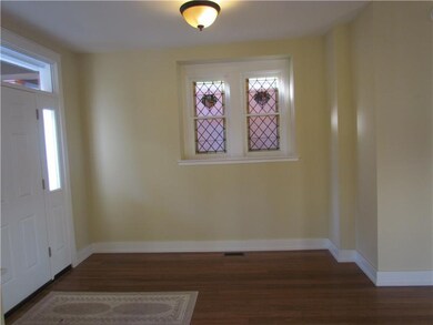 Entry/Foyer.
