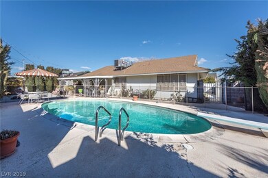 SPARKLING POOL W/ DIVING BOARD!!!