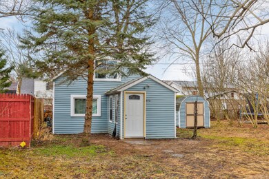 572 W 18th St, Holland, MI 49423-15