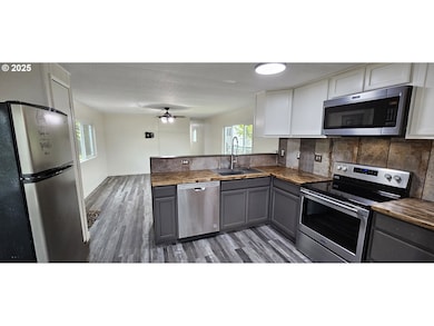 401 N Comstock Ave, Sutherlin, OR 97479 - photo 5