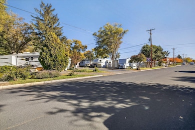 735 NW Greewood Ave, Redmond, OR 97756 - photo 4