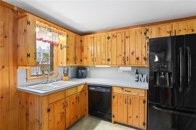 129 Lemay Rd, Woonsocket, RI 02895 - photo 4