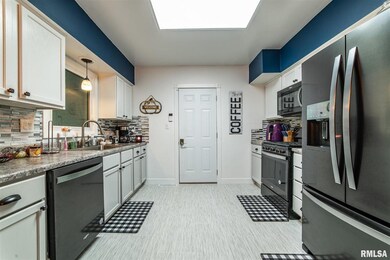 110 Bond St, Lincoln, IL 62656 - photo 7