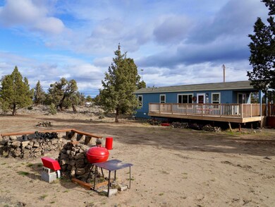 Outdoor Fire Pit / Large Deck