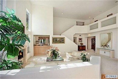 Dramatic high ceilinged living room w/walk behind 