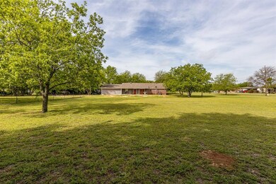 301 Garry Ct, Granbury, TX 76049 - photo 3