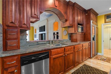Stainless appliances and granite countertops in the kitchen