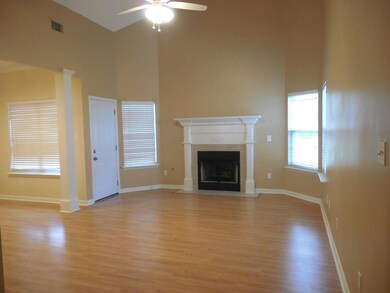 Great Rm w/vaulted ceiling
