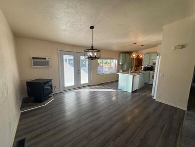 1818 NW Fir Ave, Redmond, OR 97756 - photo 5