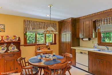 03_145WhiteOakTrail_5_Kitchen_MLSuse_150