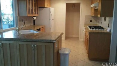 Up-to-date Kitchen with 5 Burner Gas Cooktop