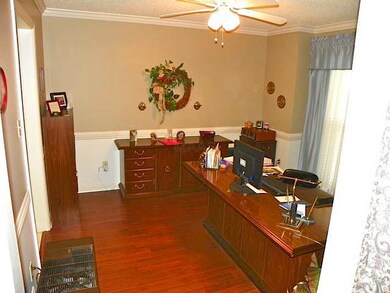 Hardwood look laminate flooring and chairrail dres