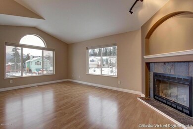 Living Rm w/Fireplace & Vaulted Ceilings