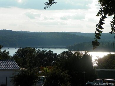 Beautiful year round lake and mountain views with 