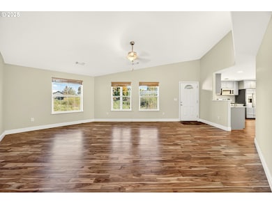 826 Crystal Dr, Eagle Point, OR 97524 - photo 3