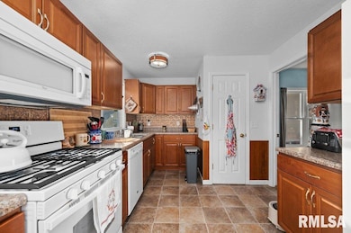 341 W 30th St, Davenport, IA 52803 - photo 5