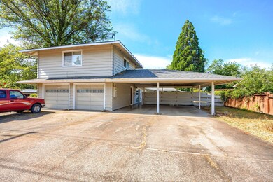 1110 Crown Ave, Central Point, OR 97502 - photo 2