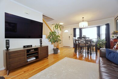 (7) LIVING ROOM