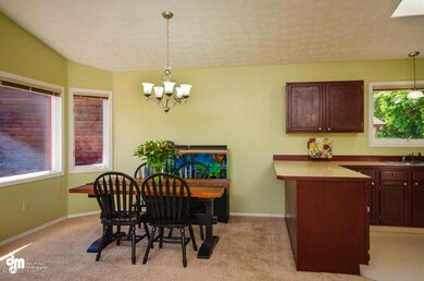[photo 1956018] Dining RoomKitchen