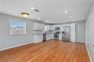 Kitchen & Dining