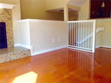UPTOWN TOWNHOUSE / GATED COMMUNITY: One bedroom w 