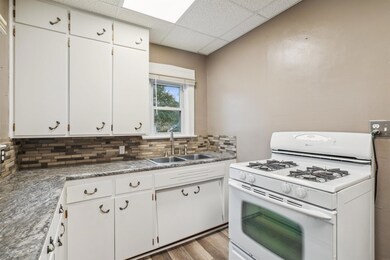 900 Riehl St, Waterloo, IA 50703 - photo 3