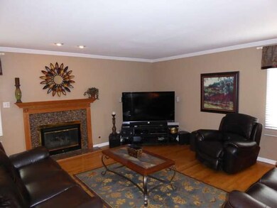 458 Farnham Ln, Wheaton, IL 60189 - photo 6