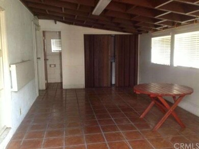 Back room attached to garage with washer & dryer. 