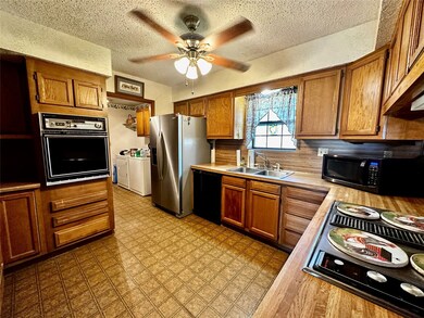 906 N Market St, Brazoria, TX 77422 - photo 5