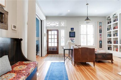 Entryway with transom